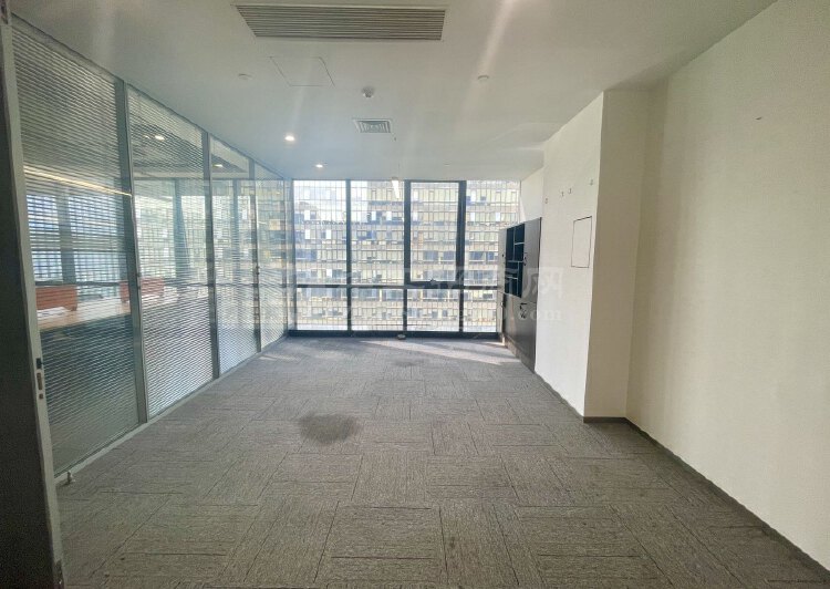 龙华地铁口650平精装办公室7个隔间，全新装修拎包入住2