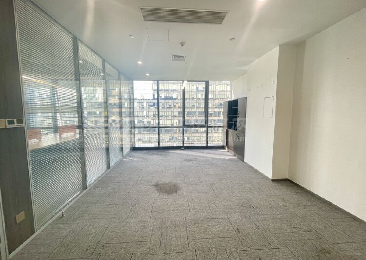 龙华地铁口650平精装办公室7个隔间，全新装修拎包入住9