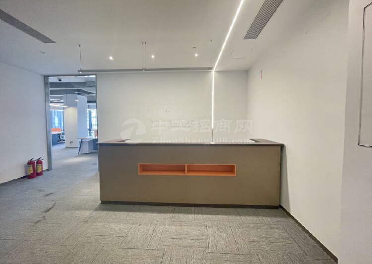 龙华地铁口650平精装办公室7个隔间，全新装修拎包入住1