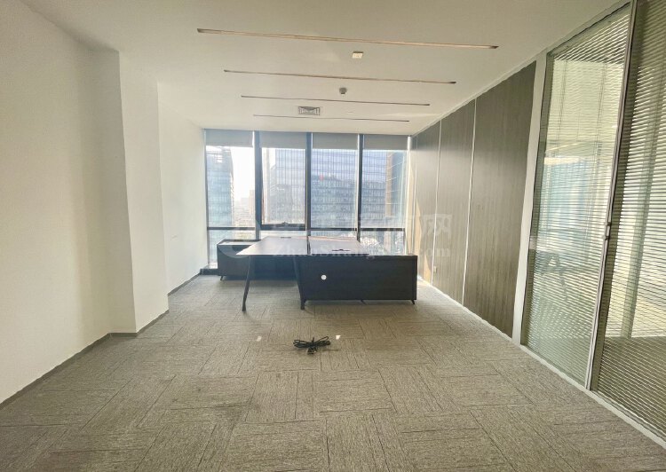 龙华地铁口650平精装办公室7个隔间，全新装修拎包入住4