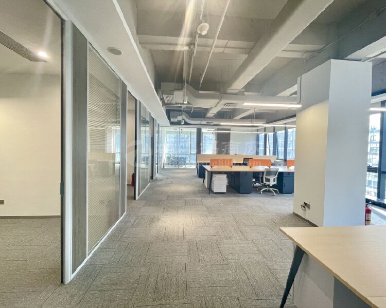 龙华地铁口650平精装办公室7个隔间，全新装修拎包入住