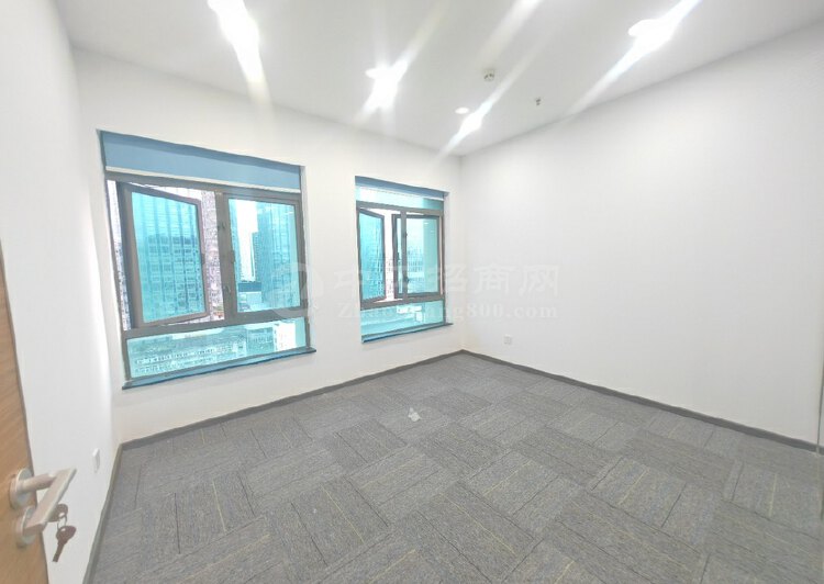 龙华地铁口280平4个隔间精装办公室全新装修拎包入住3