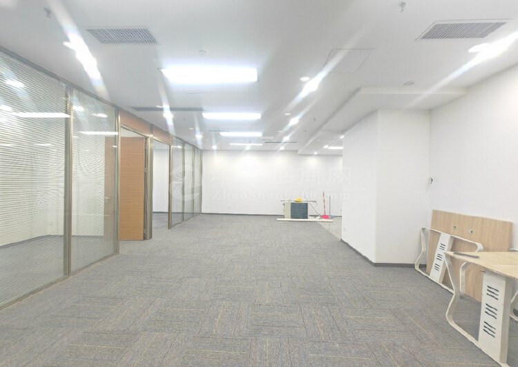 龙华地铁口280平4个隔间精装办公室全新装修拎包入住5