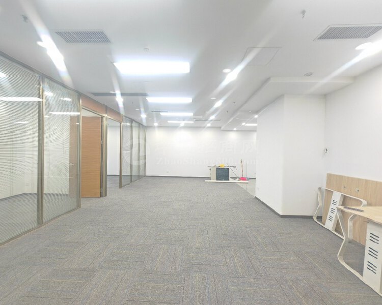 龙华地铁口280平4个隔间精装办公室全新装修拎包入住