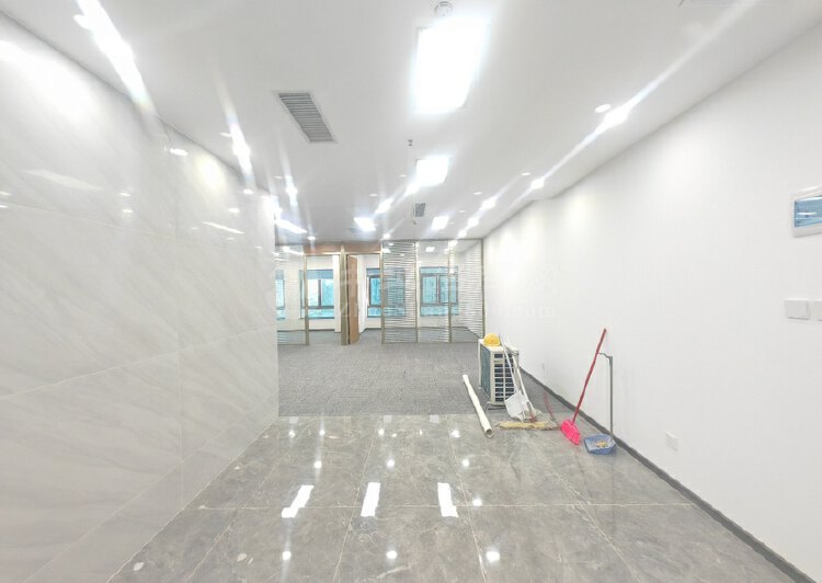 龙华地铁口280平4个隔间精装办公室全新装修拎包入住2