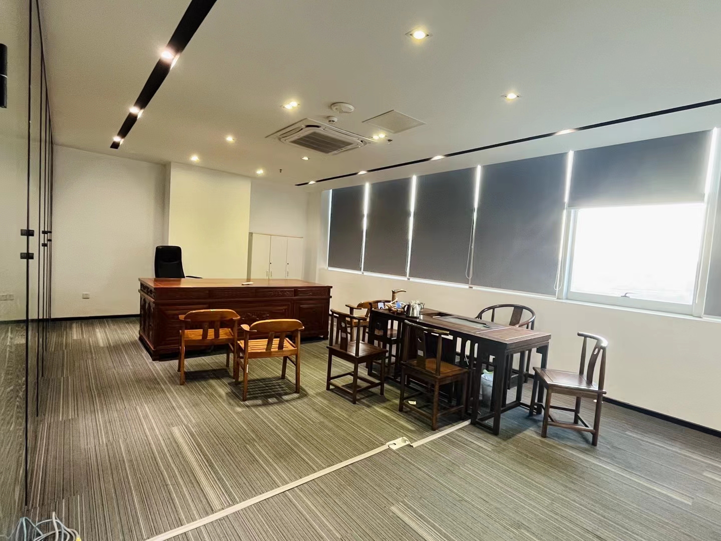 沙井中心地段甲级写字楼精装修1600平办公桌椅免费送