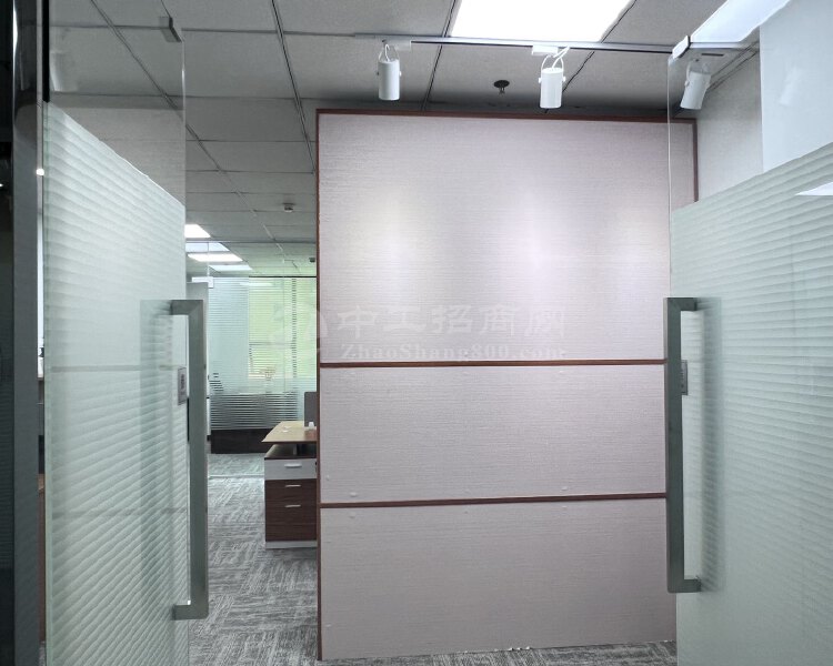清湖地铁口80平1+1精装带家私空调拎包办公，采光通透。