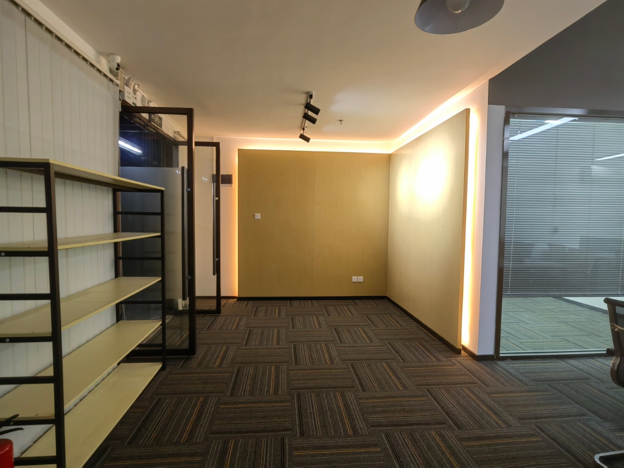 兴东地铁口精装修小面积办公室，2+1格局