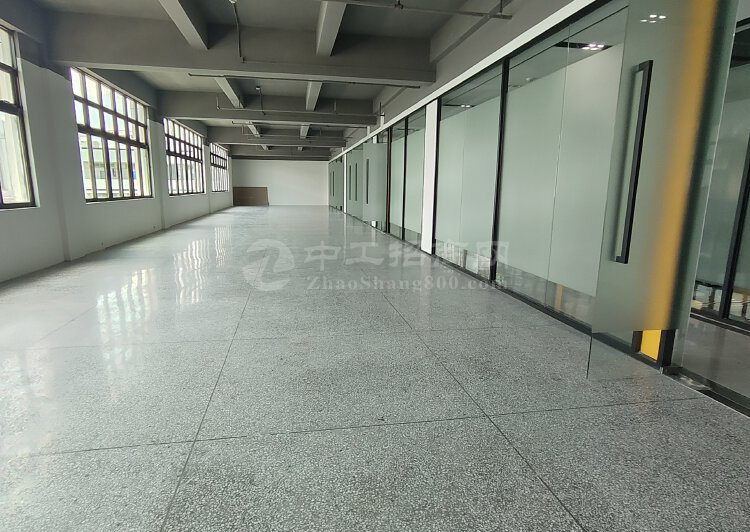 深圳坪山中心创新广场写字楼新出带装修60平3