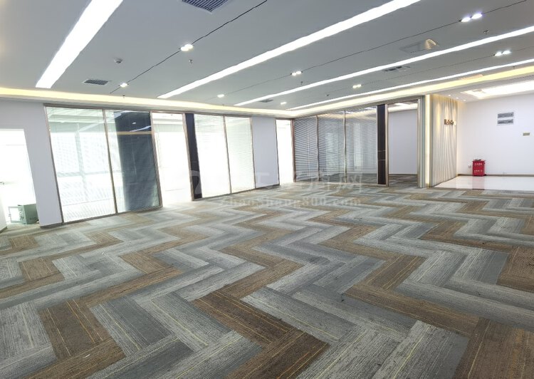 龙华地铁口300平精装办公室4个隔间，全新装修，拎包入住。5