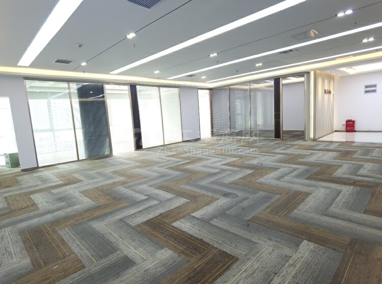龙华地铁口300平精装办公室4个隔间，全新装修，拎包入住。