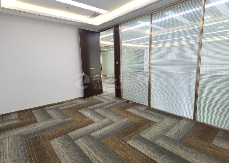 龙华地铁口300平精装办公室4个隔间，全新装修，拎包入住。7