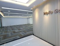 龙华地铁口300平精装办公室4个隔间，全新装修，拎包入住。