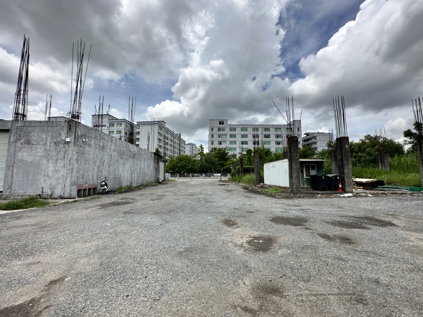 龙岗区坂田街道上雪，空地出租，面积26000平米，分租。4