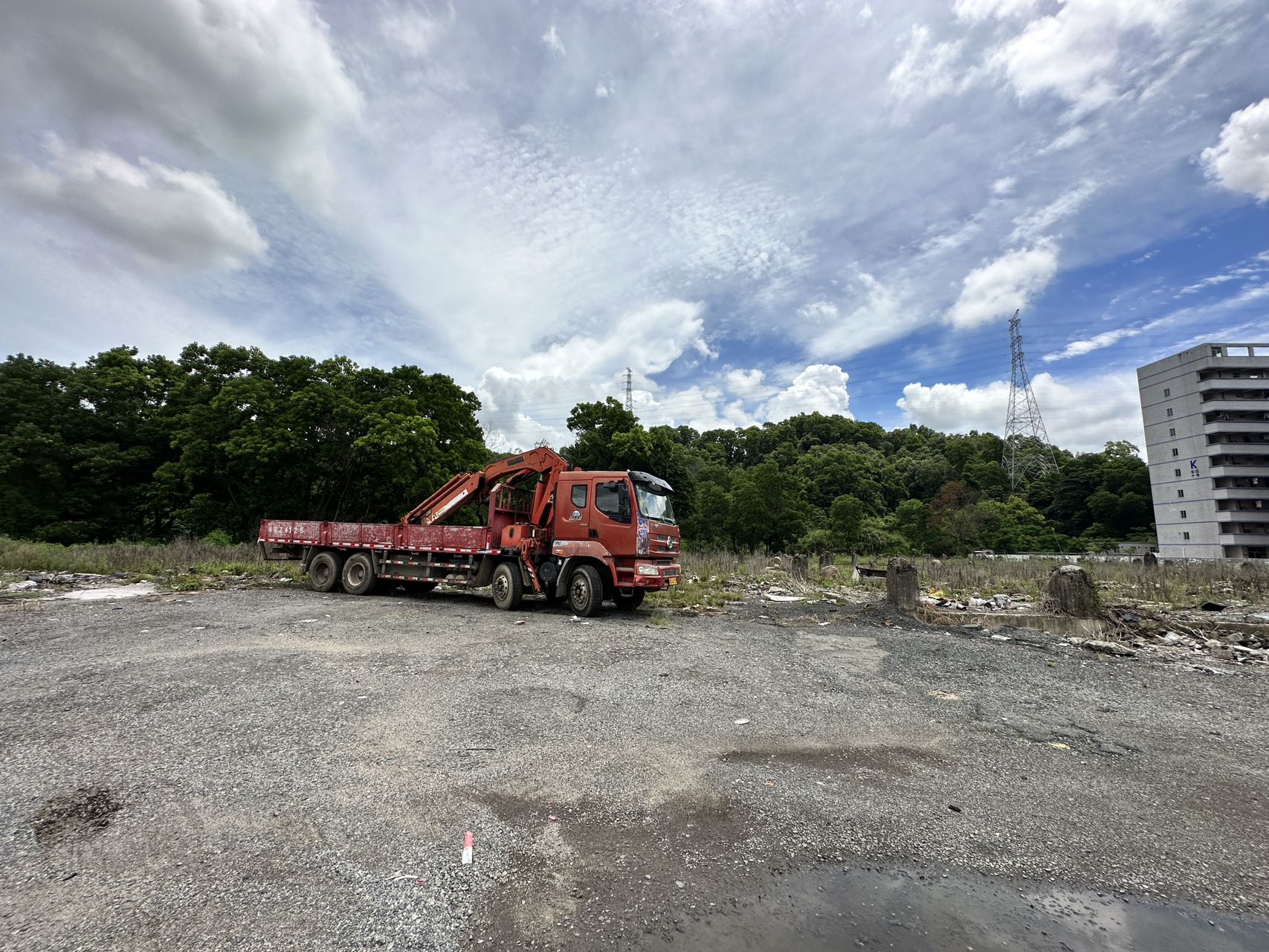 新出空地，可以进出各种货柜，空地有几千平标准一层厂房。9