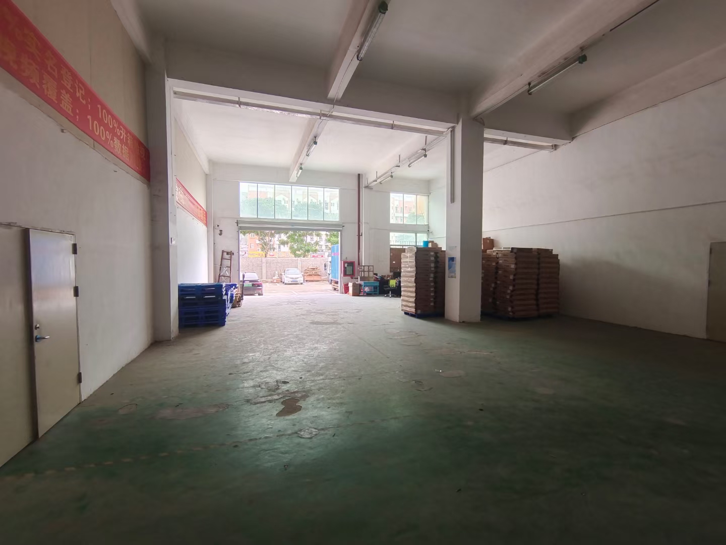福永一楼物流仓库出租，超大空地可以容纳几台货柜车