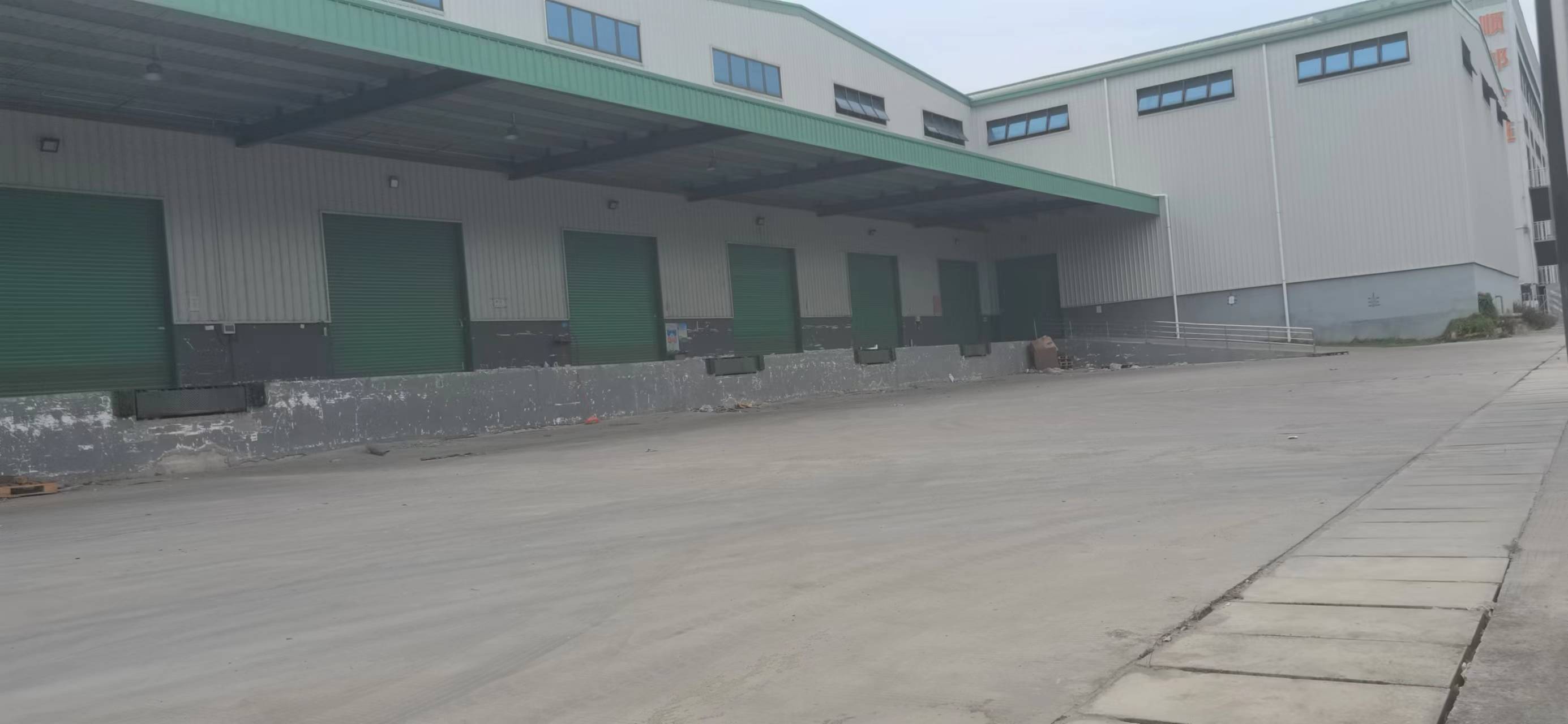 洪梅镇高速出口附近原房东独院单一层钢构厂房仓库有卸货平台