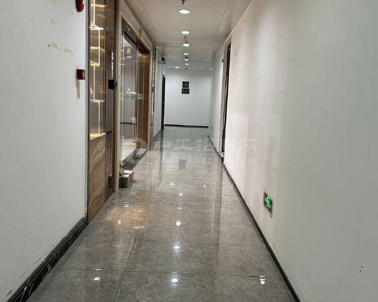 兴东地铁口500米精装修办公室，现成2+1格局，家俬齐全