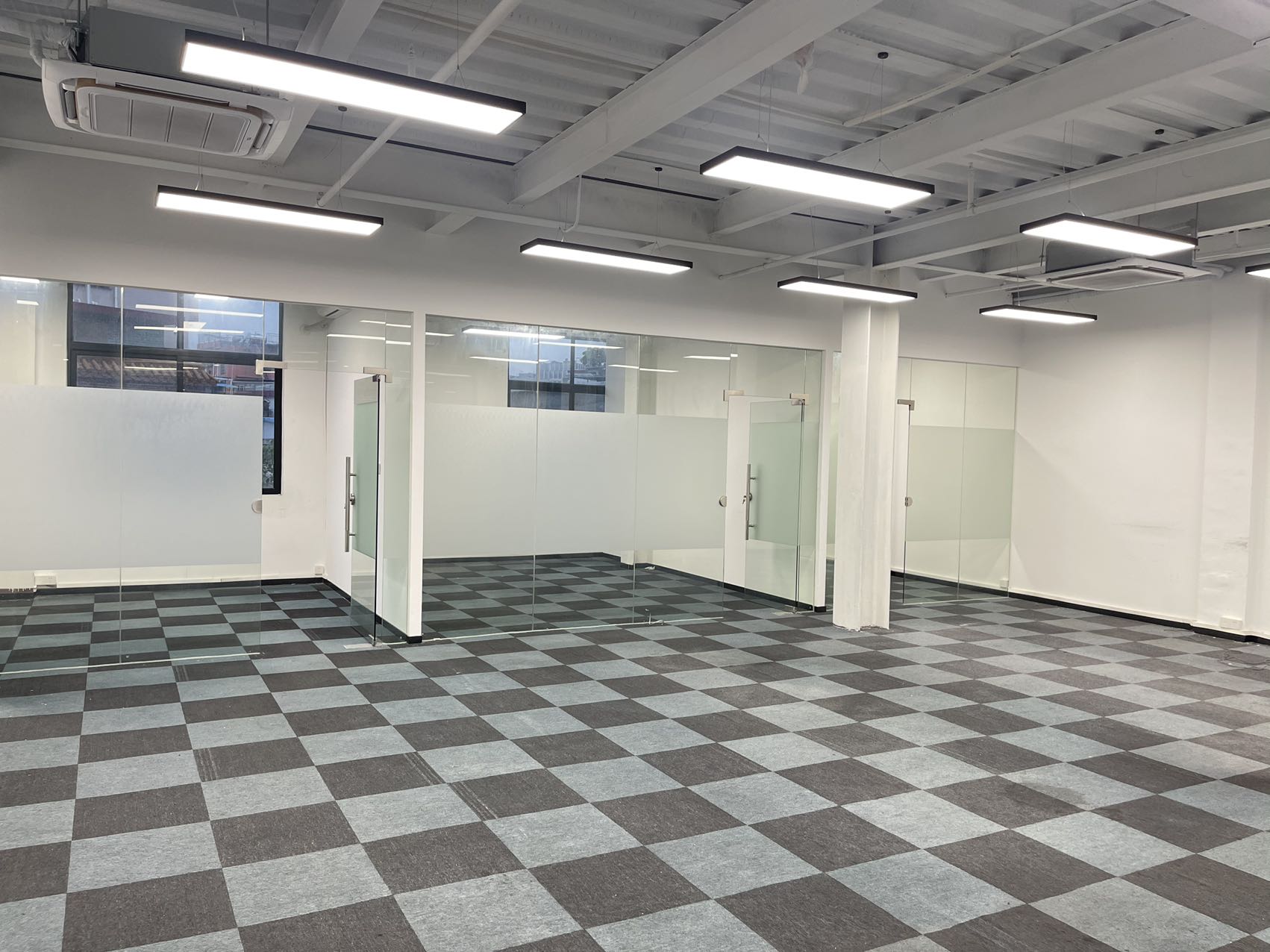广州萝岗香雪办公室出租，地铁口精装修办公室，面积200平方