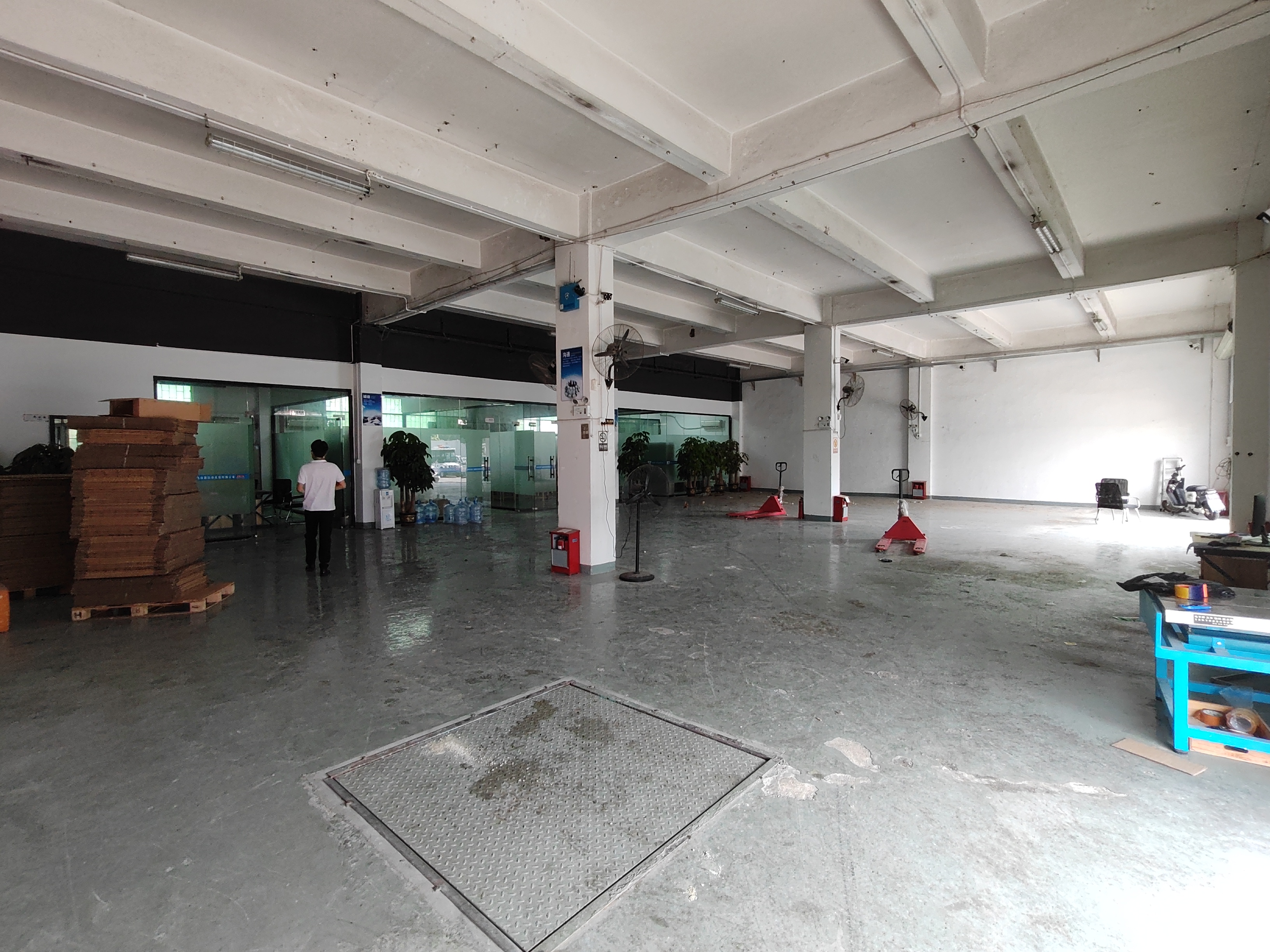 厂房位于福永桥头，园区宽广车位足够空地大精装修办公室仓库