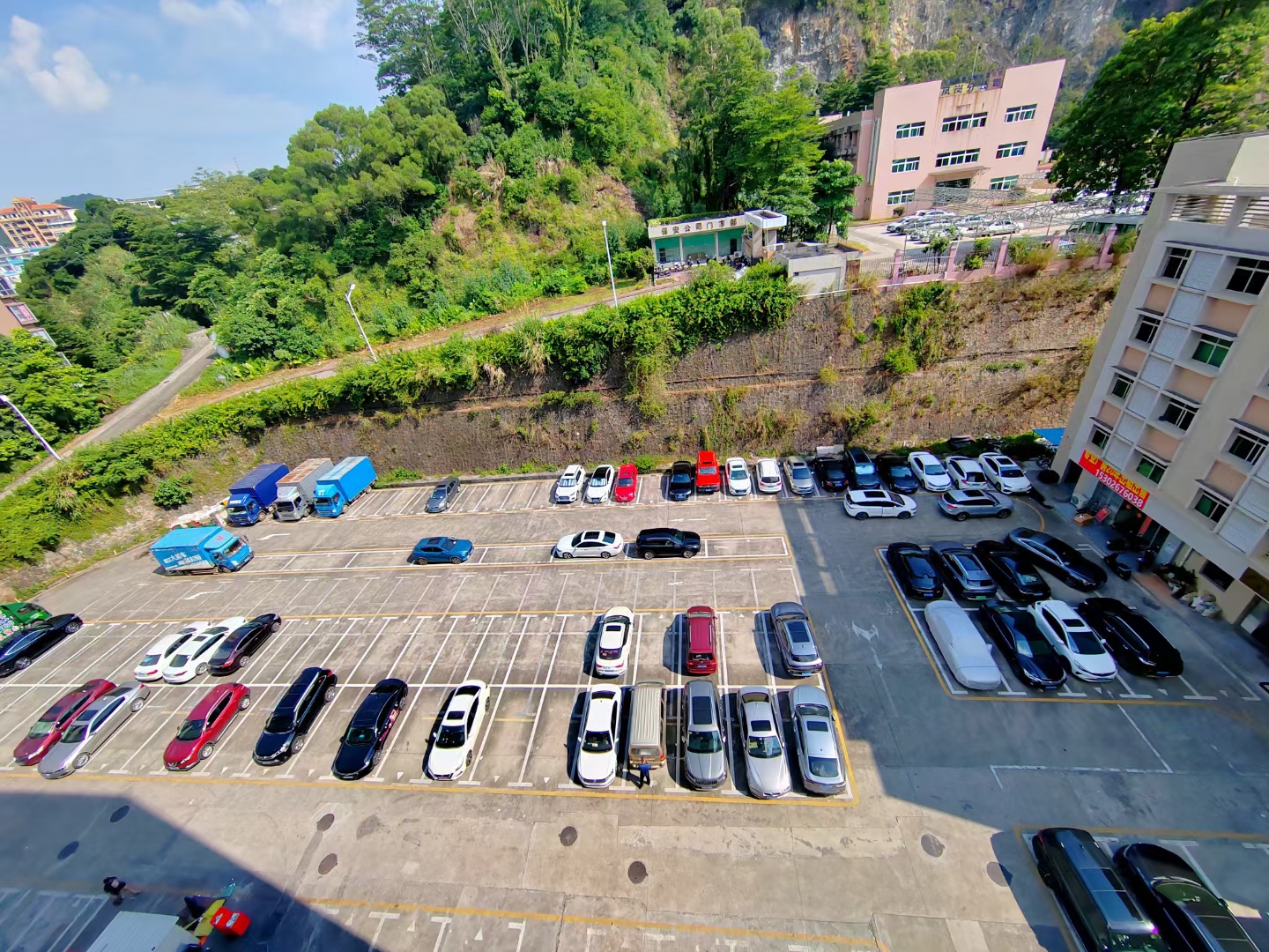 凤岗永盛大街一楼铺面，做餐饮店杠杠的，有大型停车场，价格好谈8