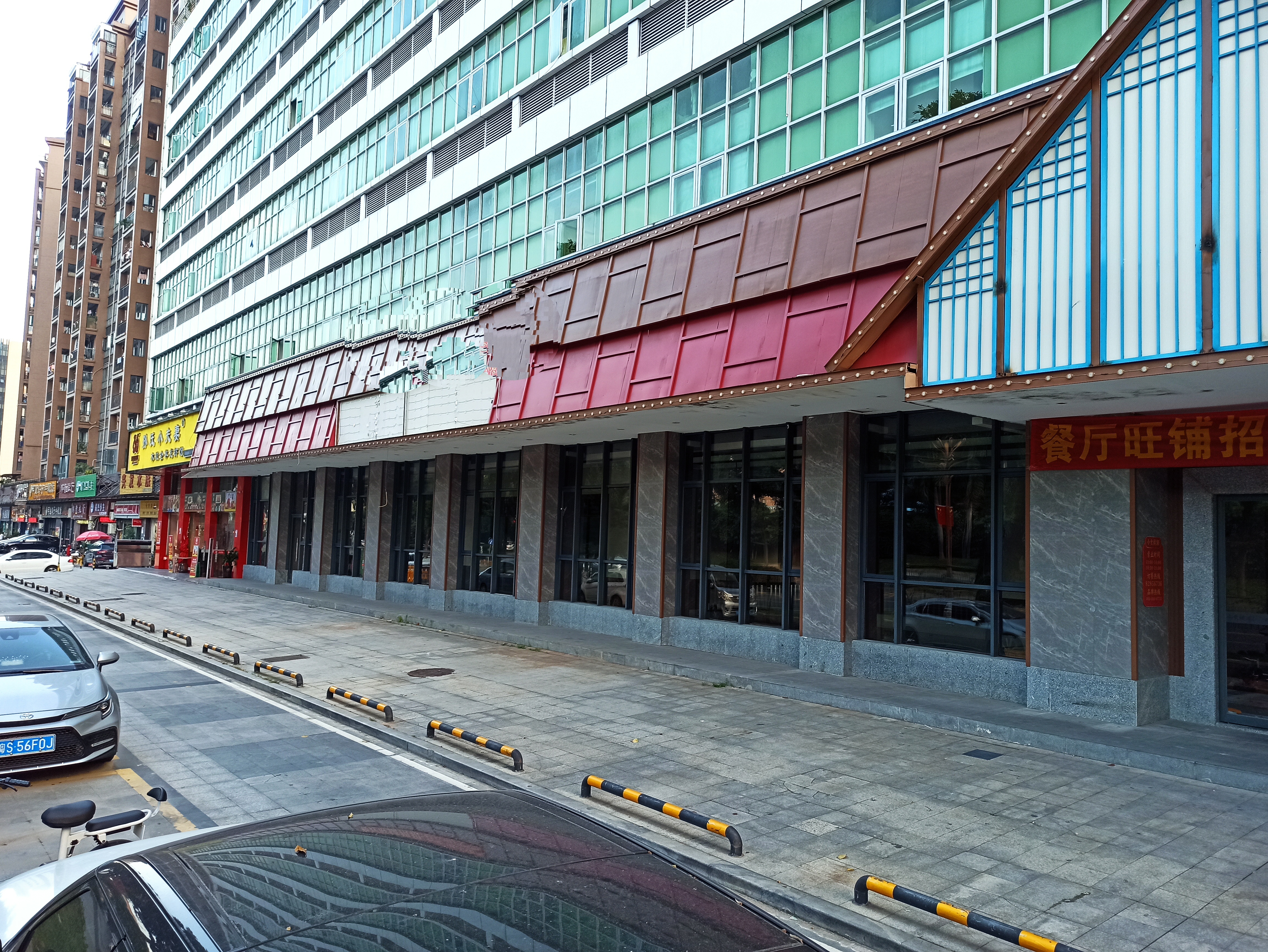 凤岗永盛大街一楼铺面，做餐饮店杠杠的，有大型停车场，价格好谈1