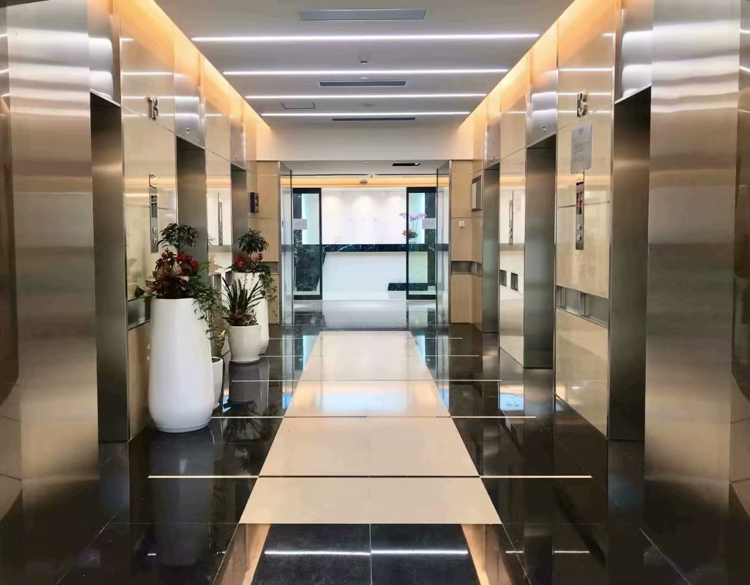 福田中心区卓越大厦精装修办公室350平东南向电梯口单位地铁口