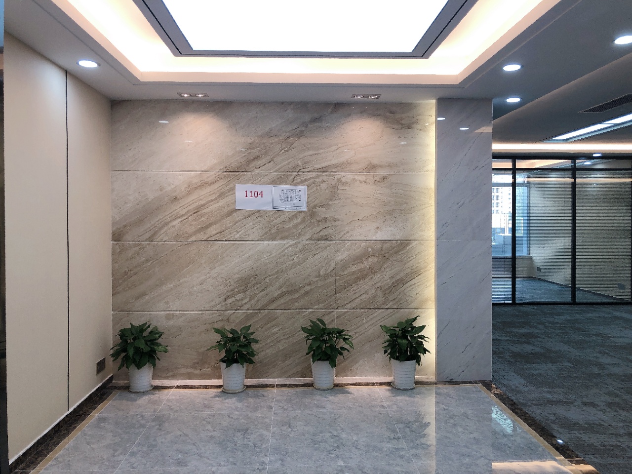 福田中心区卓越大厦精装修办公室350平东南向电梯口单位地铁口