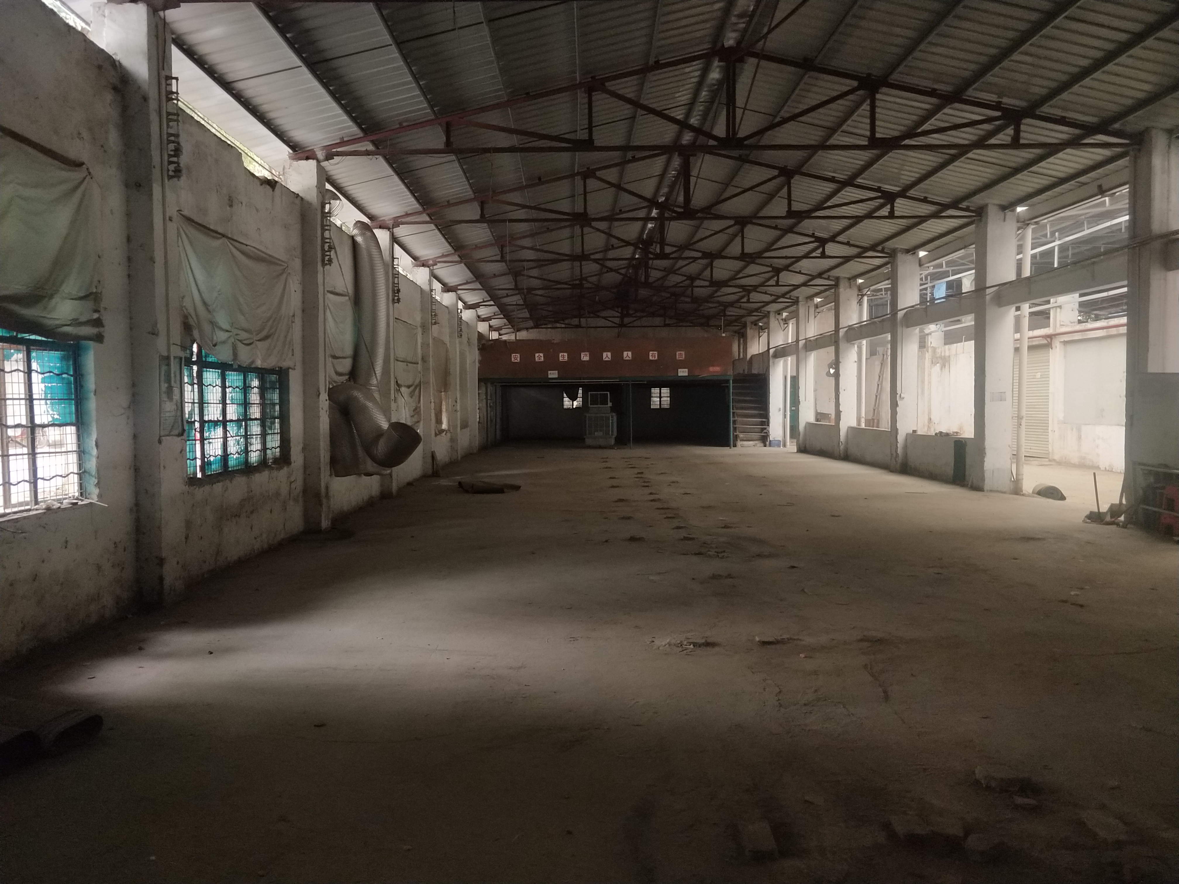 白云区江高工业园800平方单一层厂房仓库出租。