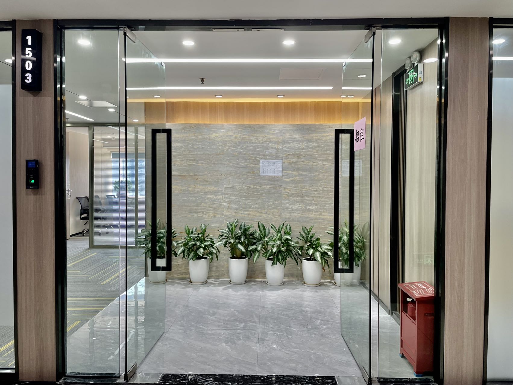 福田车公庙地铁站旁英龙展业大厦精装办公室电梯口单位朝南户型