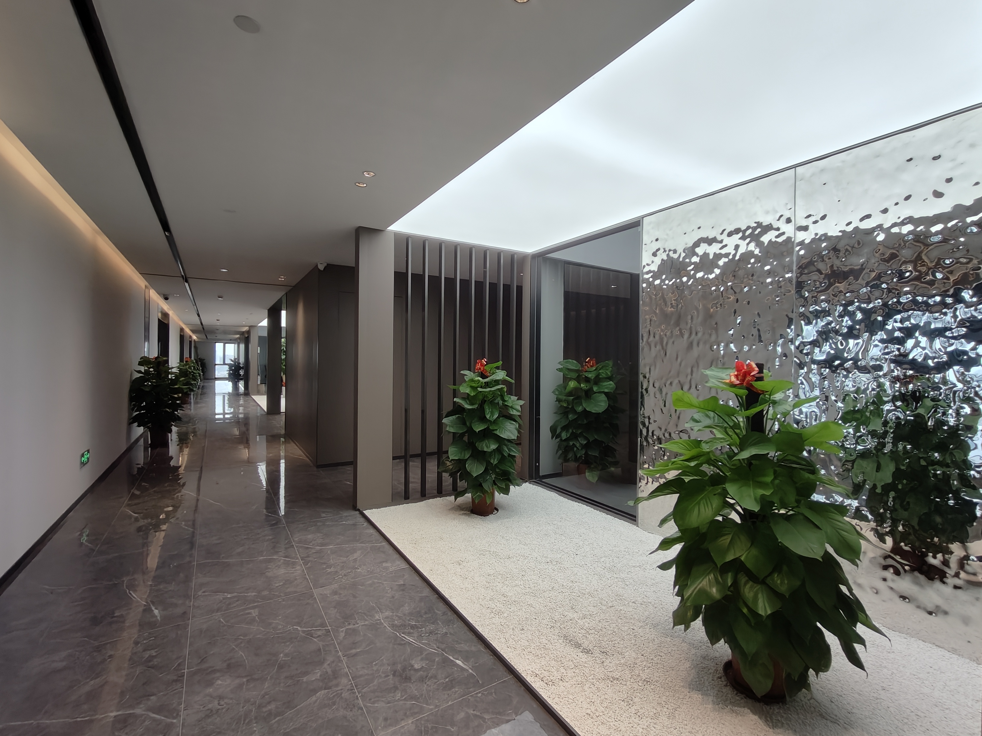 大龙街道新水坑写字楼创意园招租，电梯6部以上，欢迎实地考察。