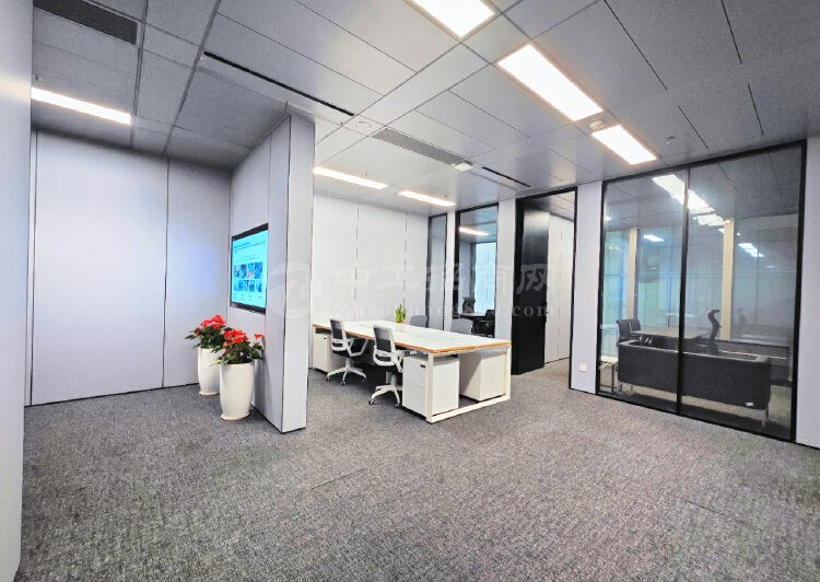 南山科技园汉京金融中心新出130平2+1精装修带家私办公室6