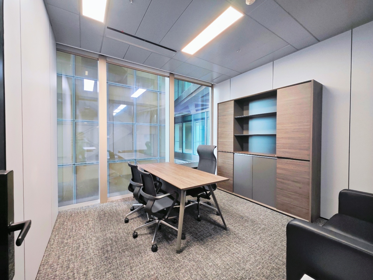 南山科技园汉京金融中心新出130平2+1精装修带家私办公室