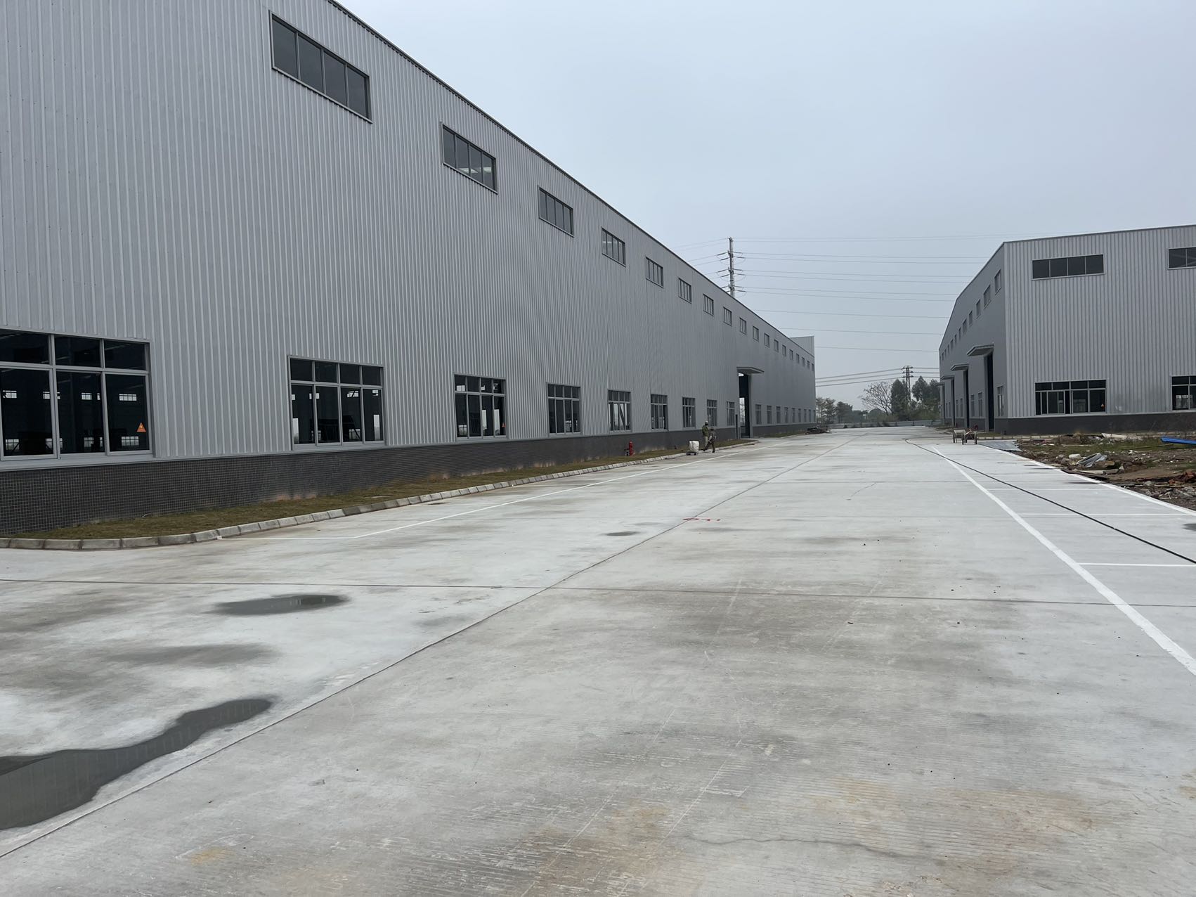鹤山共和新出6500平方钢构厂房仓库出租，可分租，厂房形象好