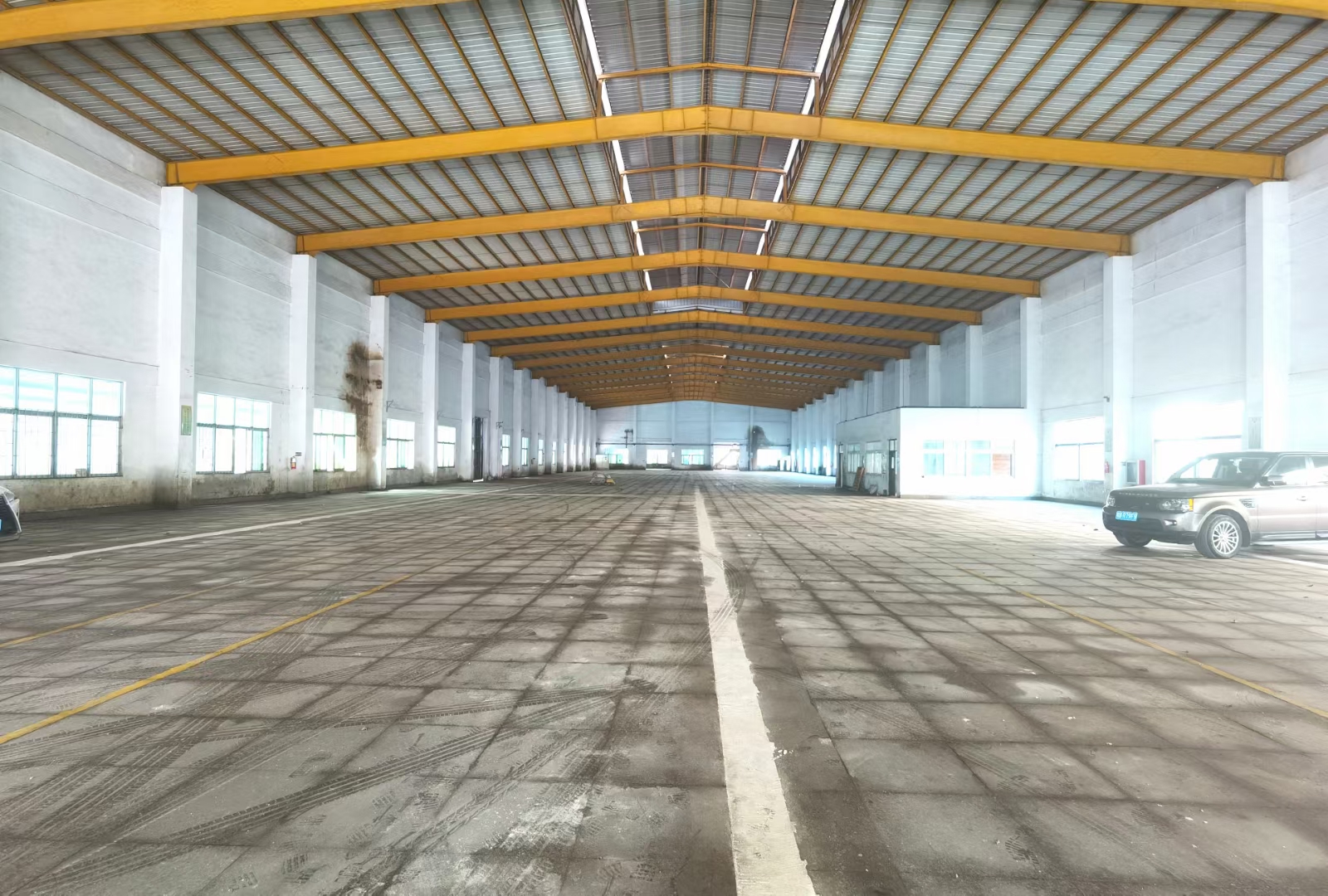 观澜竹村地铁口旁单一层滴水12米厂房仓库出租可分租超大空地！