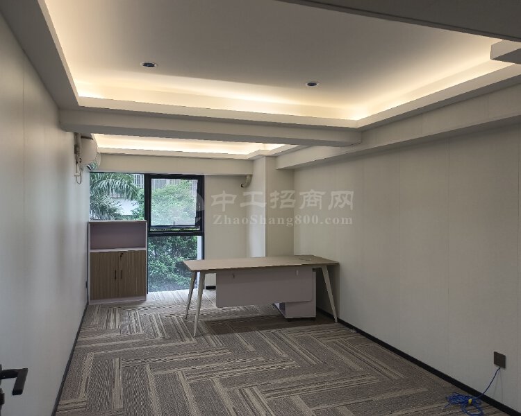 天河区燕塘地铁站，复式精装修写字楼办公室450平出租。