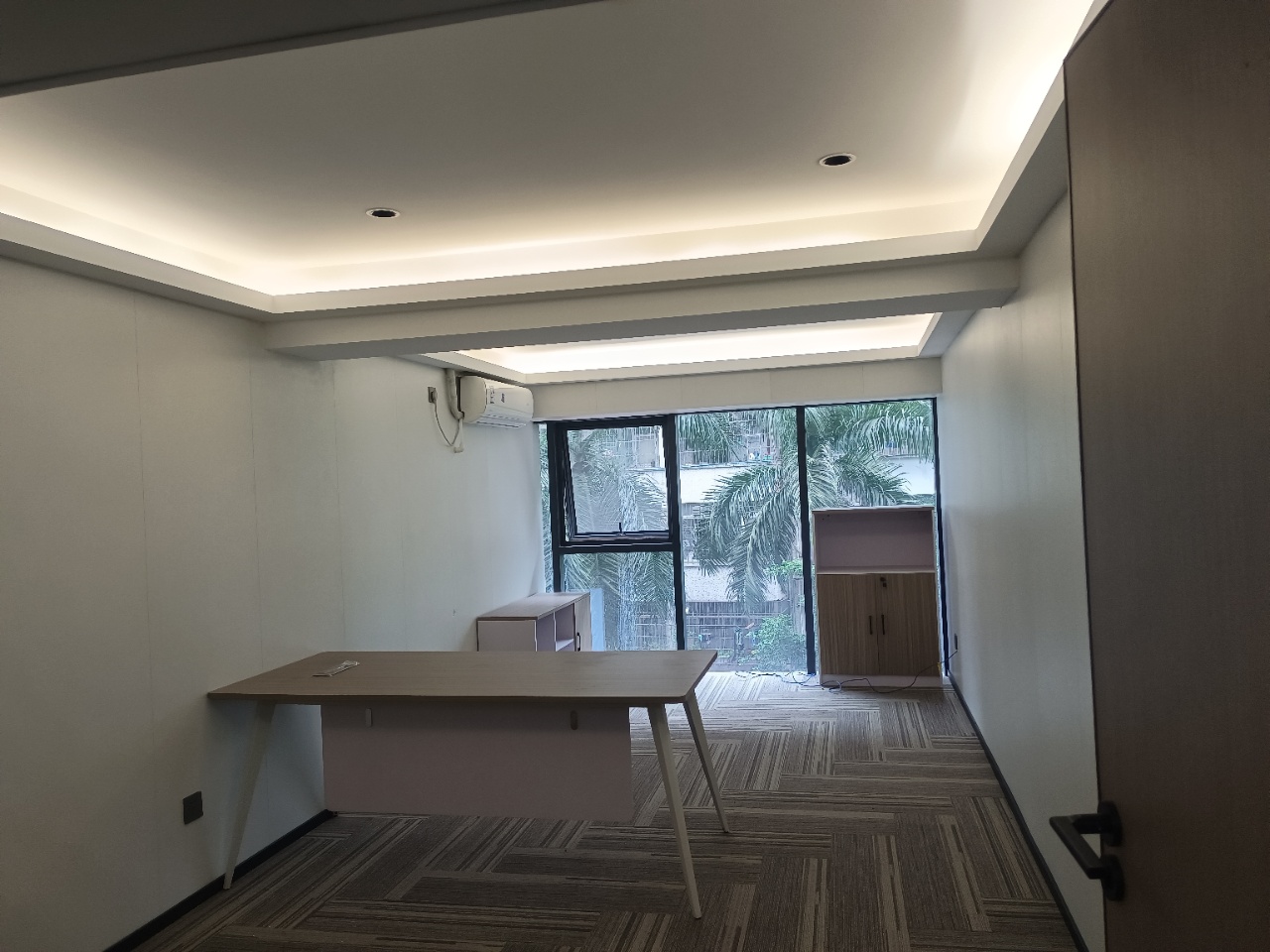 天河区燕塘地铁站，复式精装修写字楼办公室450平出租。