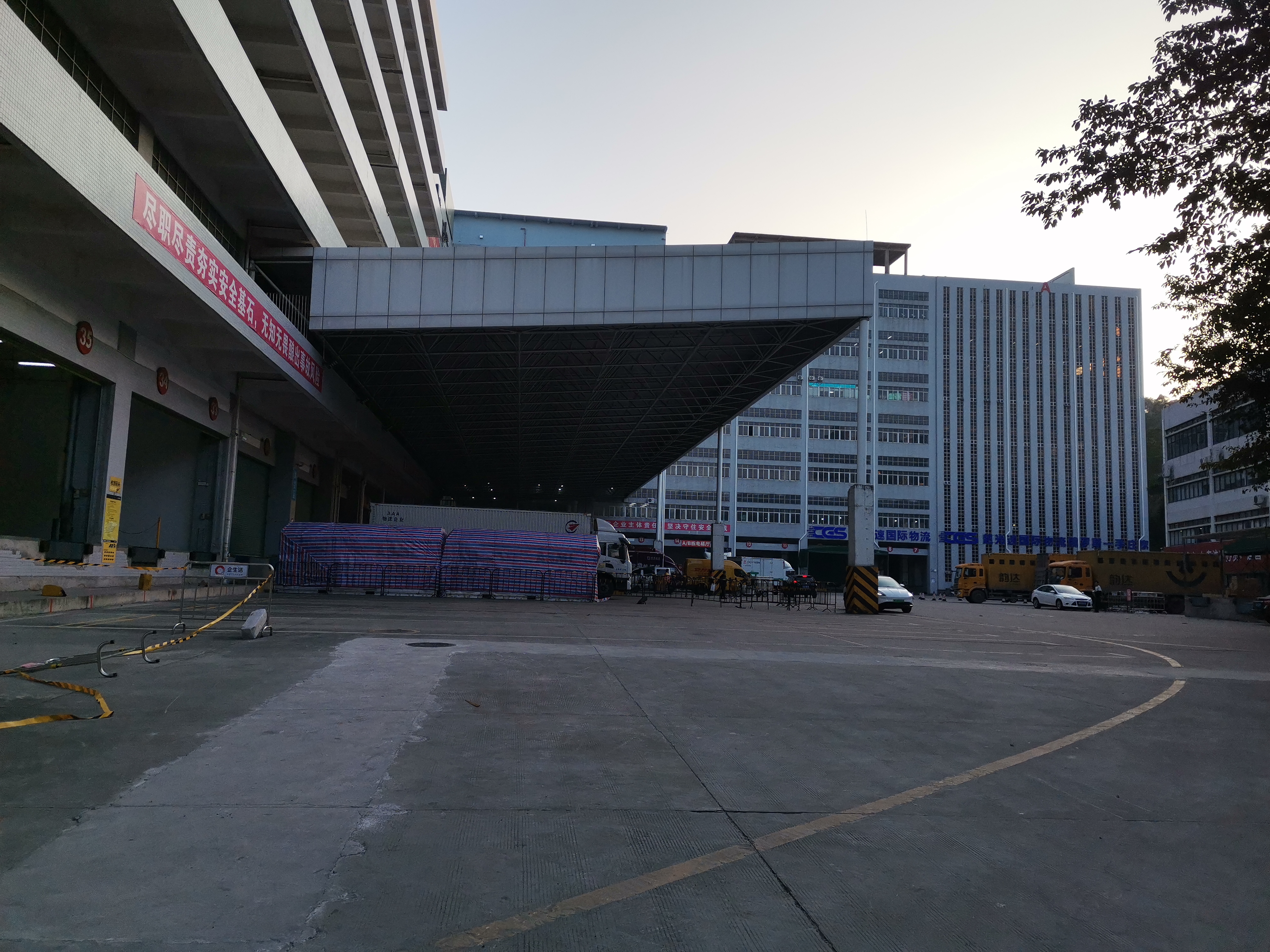 深圳市龙华区单层30000平米红本厂房仓库出租，共30万平米