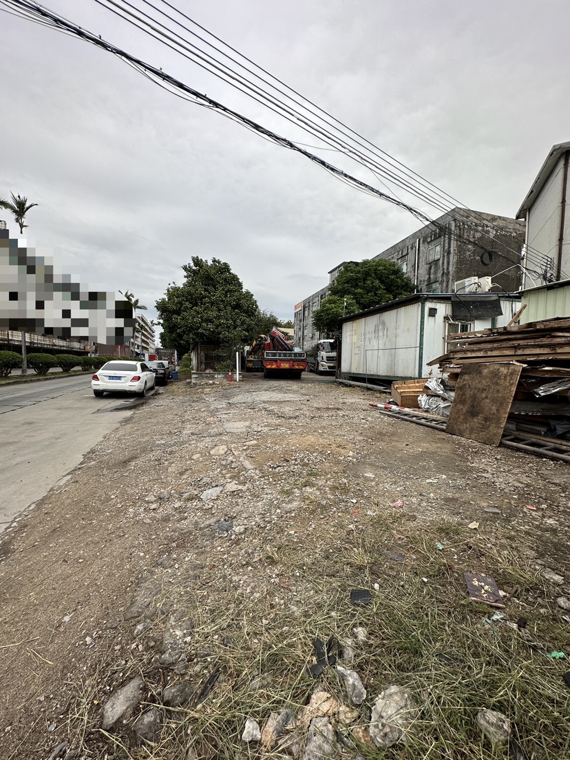 东城莞龙路旁带红本空地，没硬化，可做充电桩洗车堆放物品等2