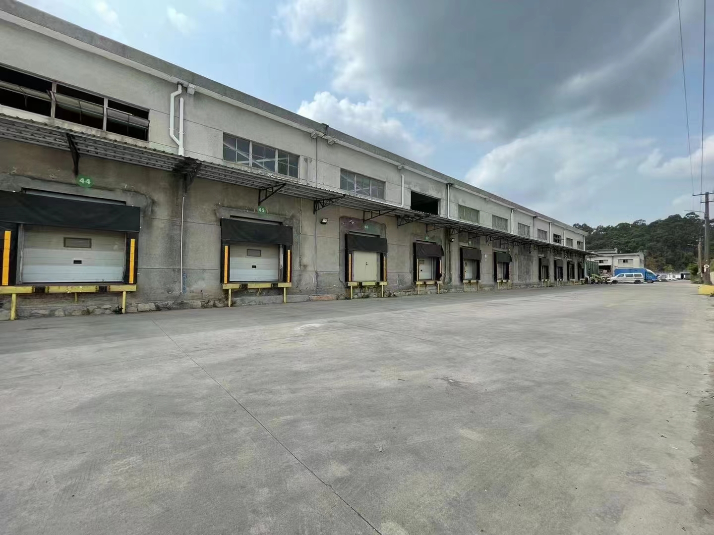 标准厂房一楼10000平仓库无公摊地理位置好，双边标准卸货台