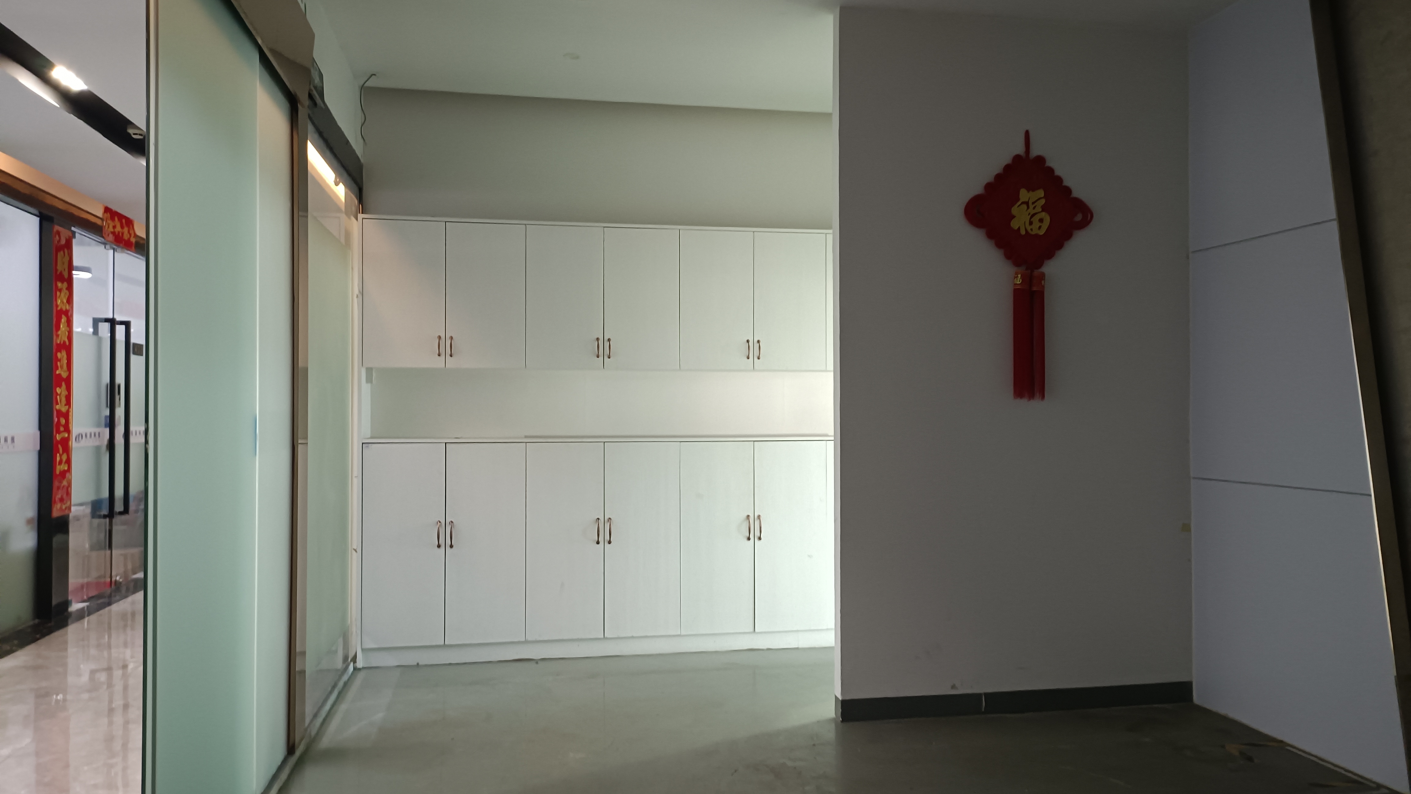 观澜大和原房东300平精装修办公室招租:含现成前台，壁柜仓库