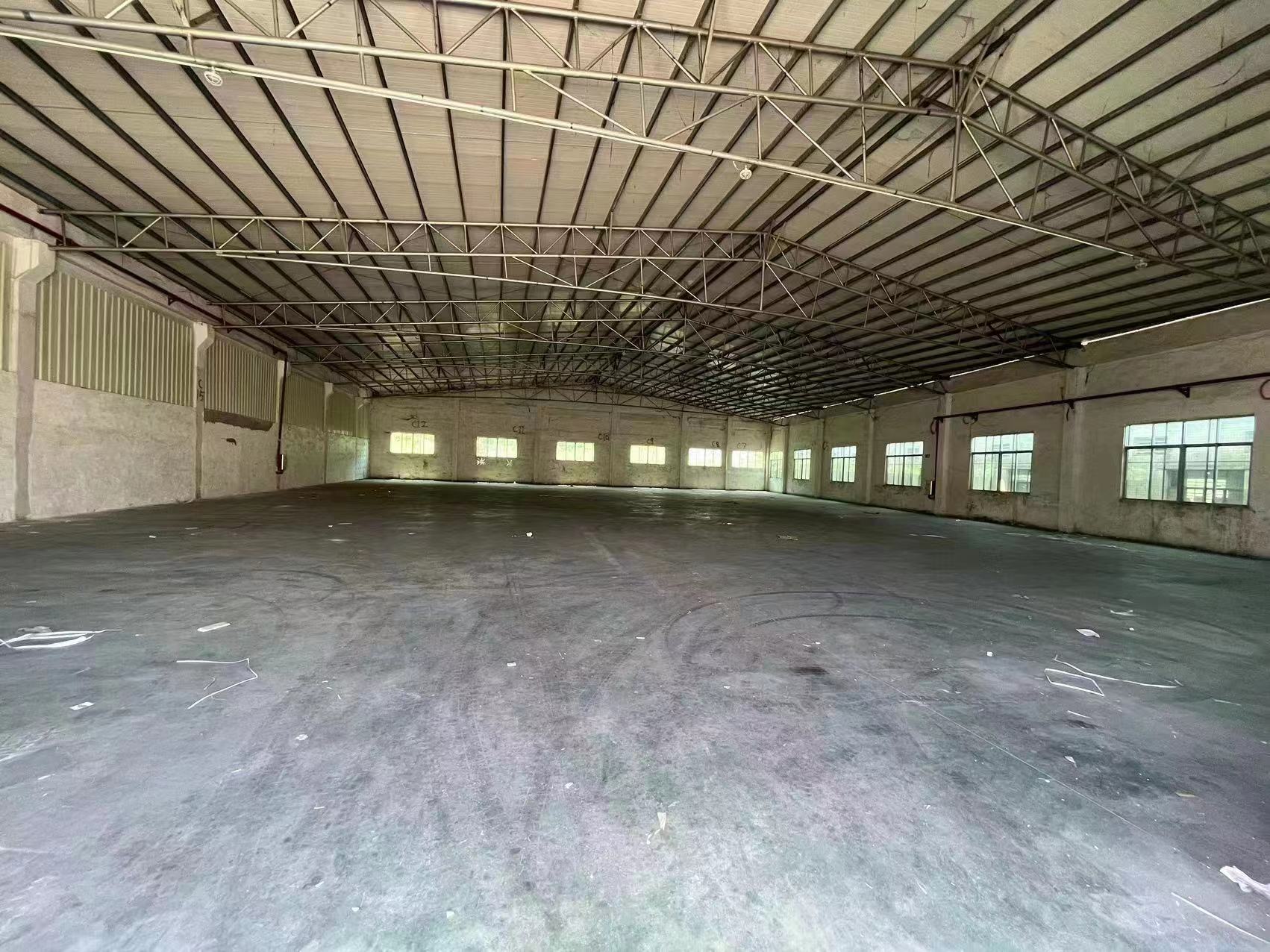 白云区白云湖园区单一层厂房，仓库是1200平方，空地超大。