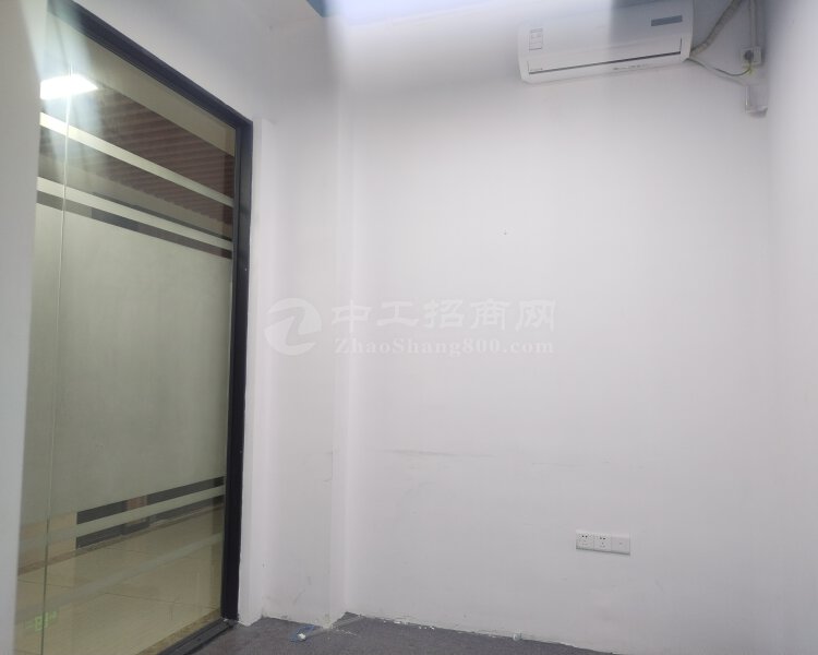 出租深圳坪山坑梓地铁口精装修办公室120平方。