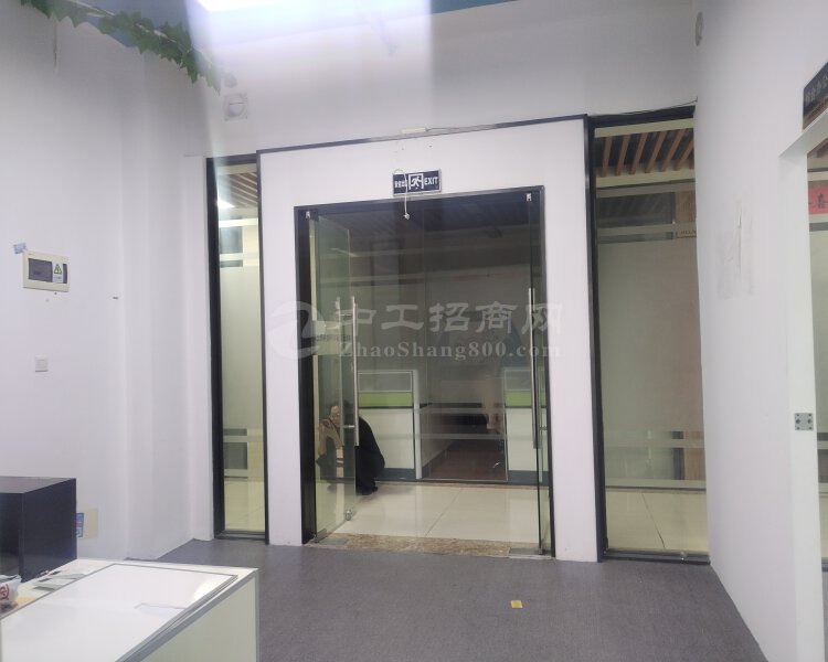 出租深圳坪山坑梓地铁口精装修办公室120平方。