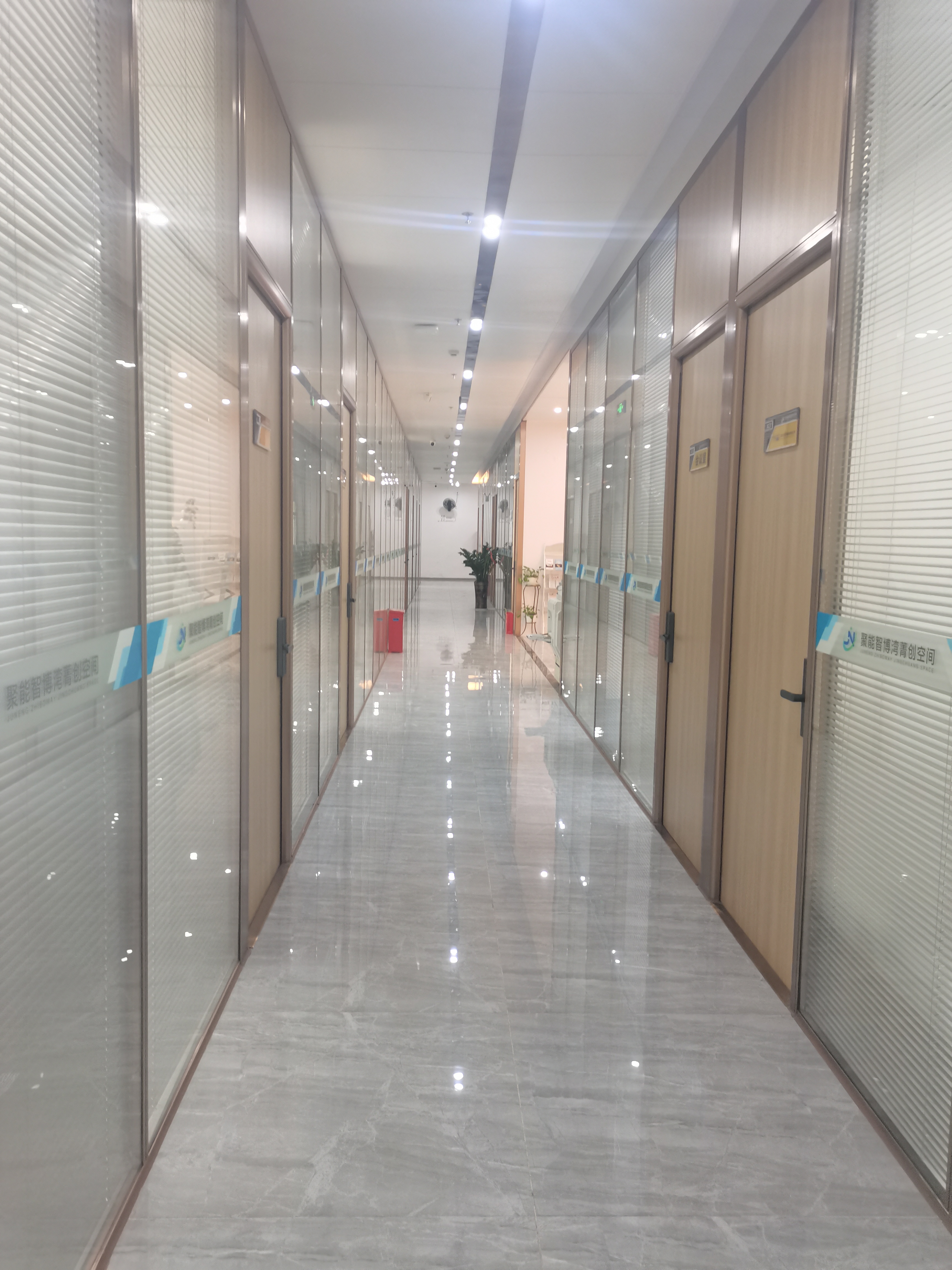 福永地铁口楼上精装修办公室，2+格局，办公配套齐全
