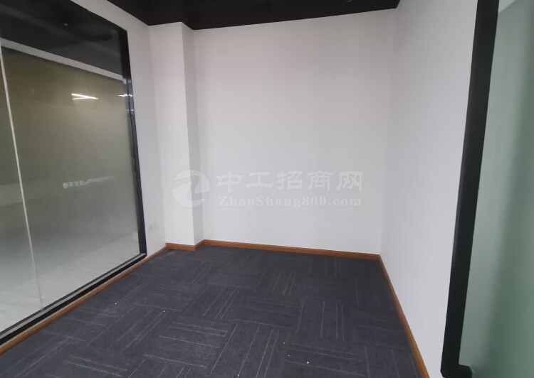 深圳福永地铁口252平精装修办公室，3+1格局，采光好2