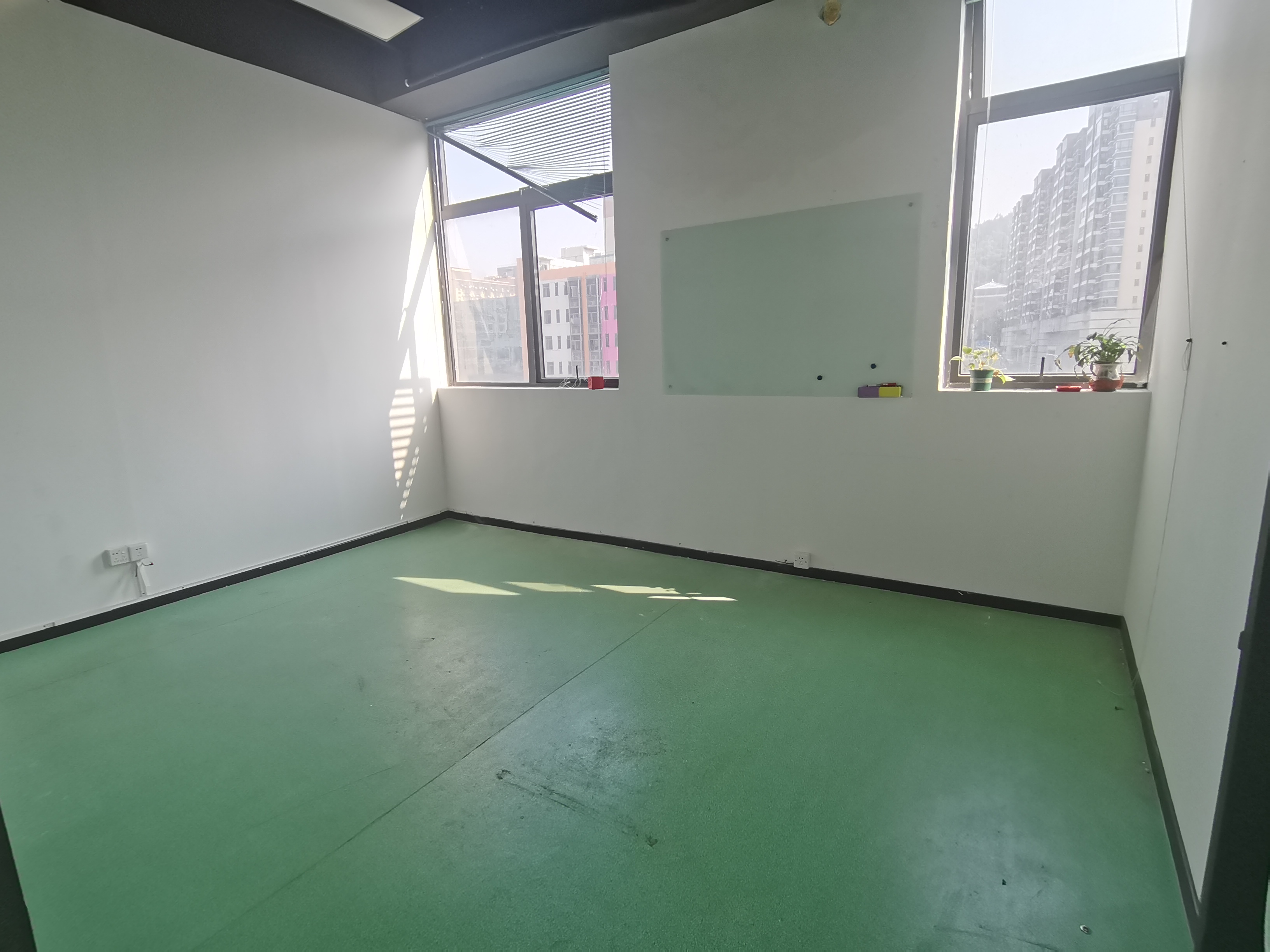 深圳福永地铁站精装修写字楼318平，精装修，可拎包入住