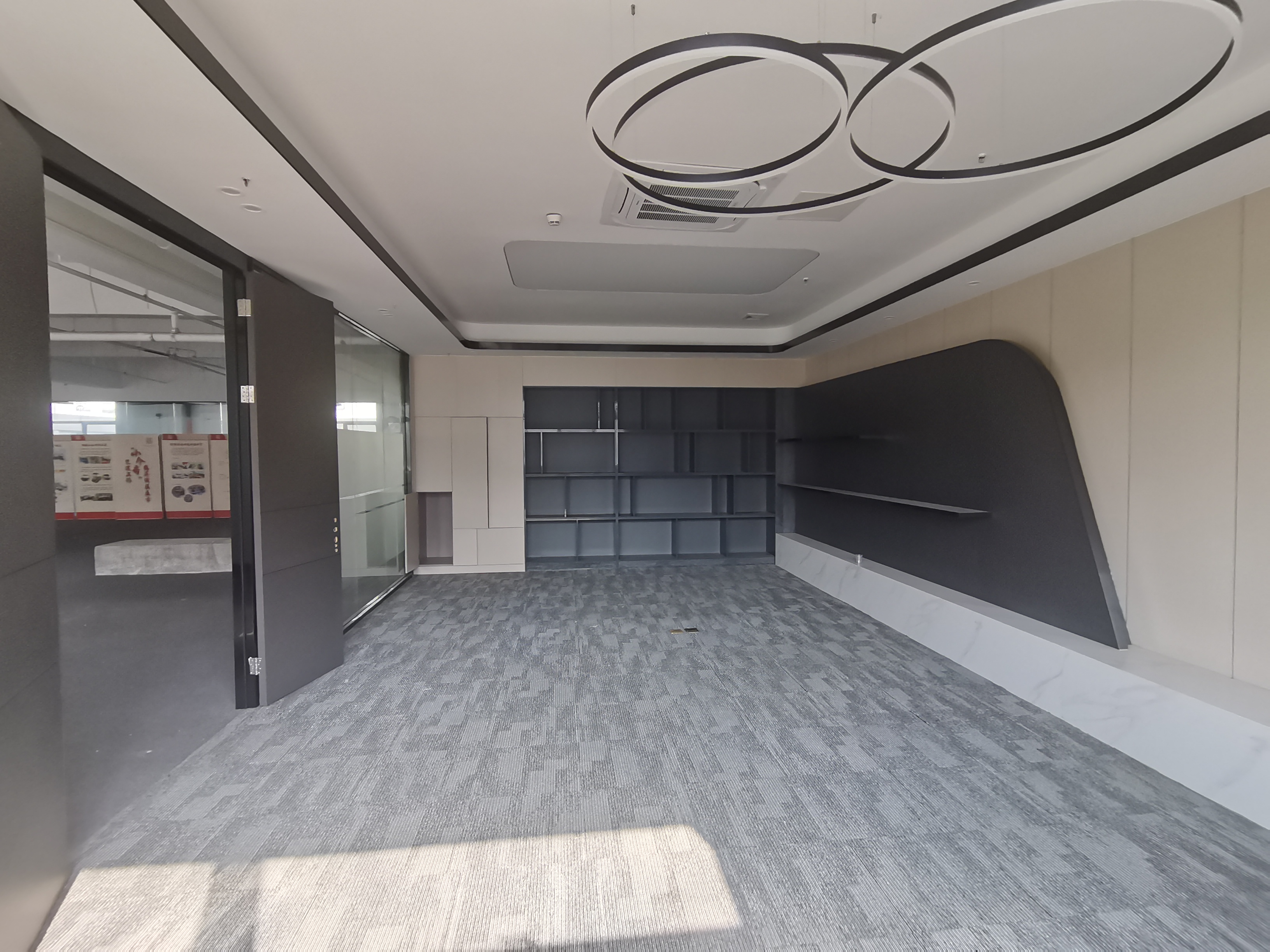 深圳福永站地铁口精装修写字楼1050平办公室，3+1格局