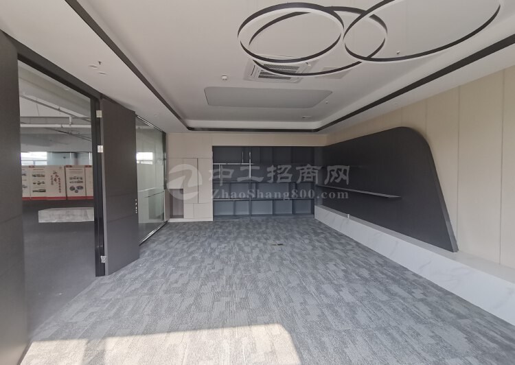 深圳福永站地铁口精装修写字楼1050平办公室，3+1格局3