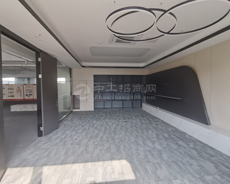 深圳福永站地铁口精装修写字楼1050平办公室，3+1格局